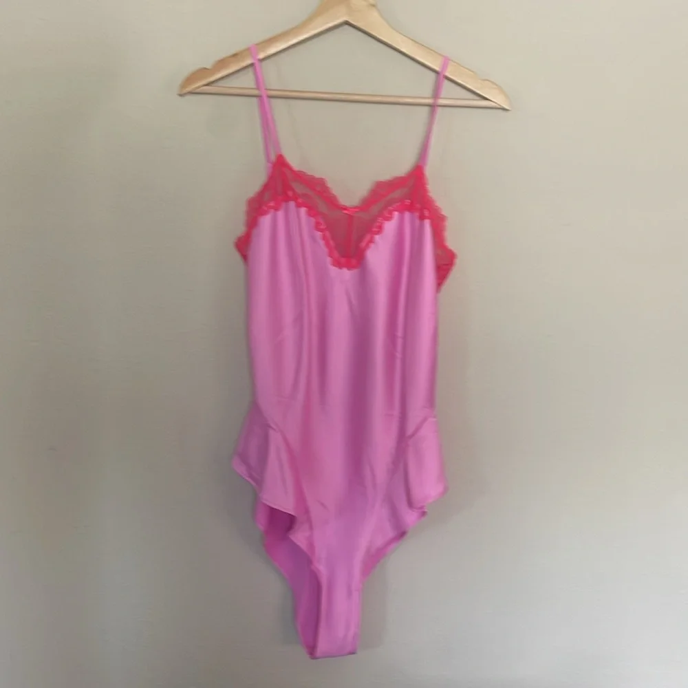 SKIMS STRETCH SATIN LACE TEDDY SM - Picture 2 of 7